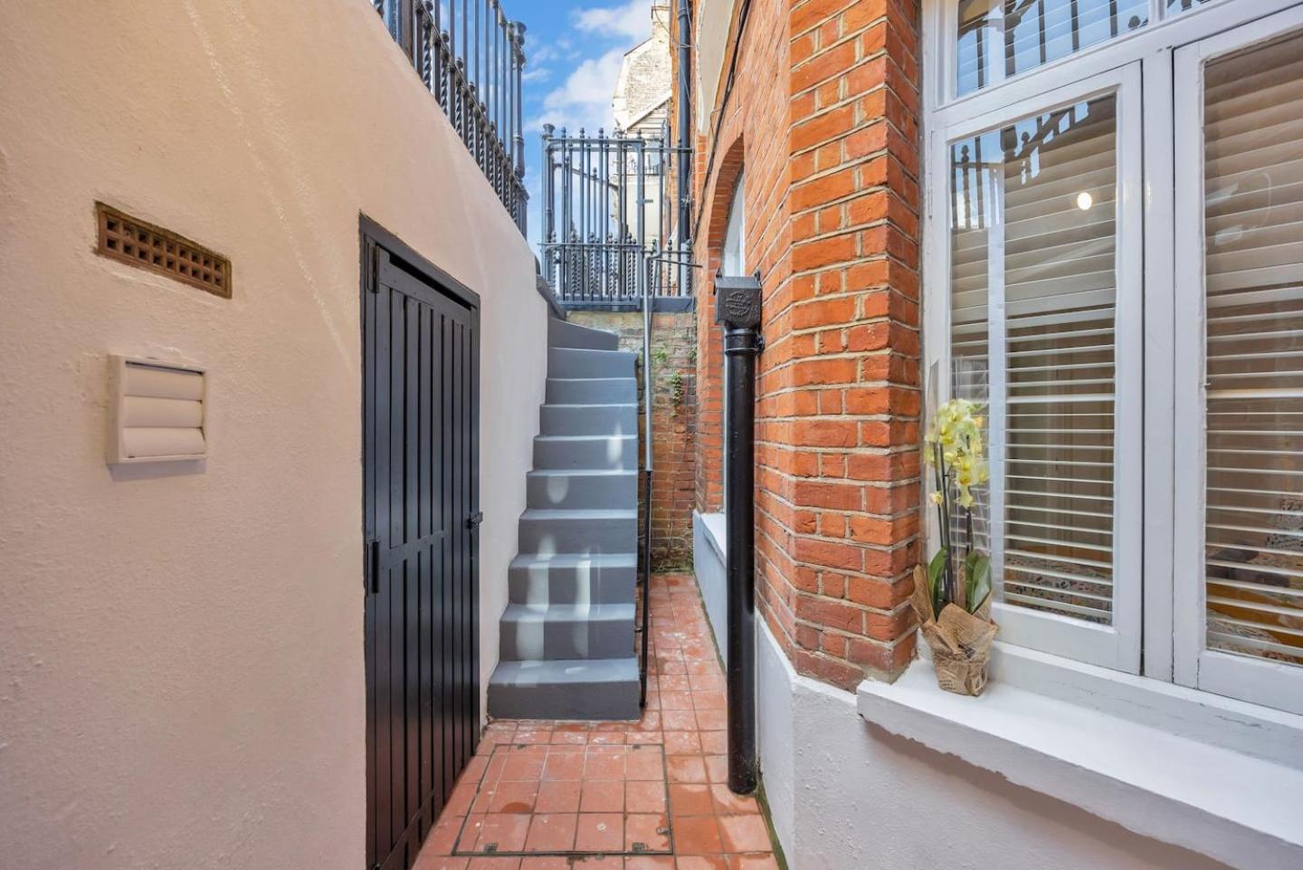 3 Bedroom 2 Bathroom Victorian Flat In Kensington Londra
