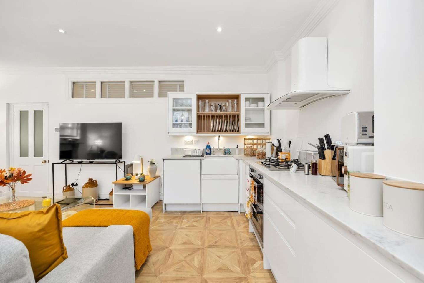 3 Bedroom 2 Bathroom Victorian Flat In Kensington * Londra