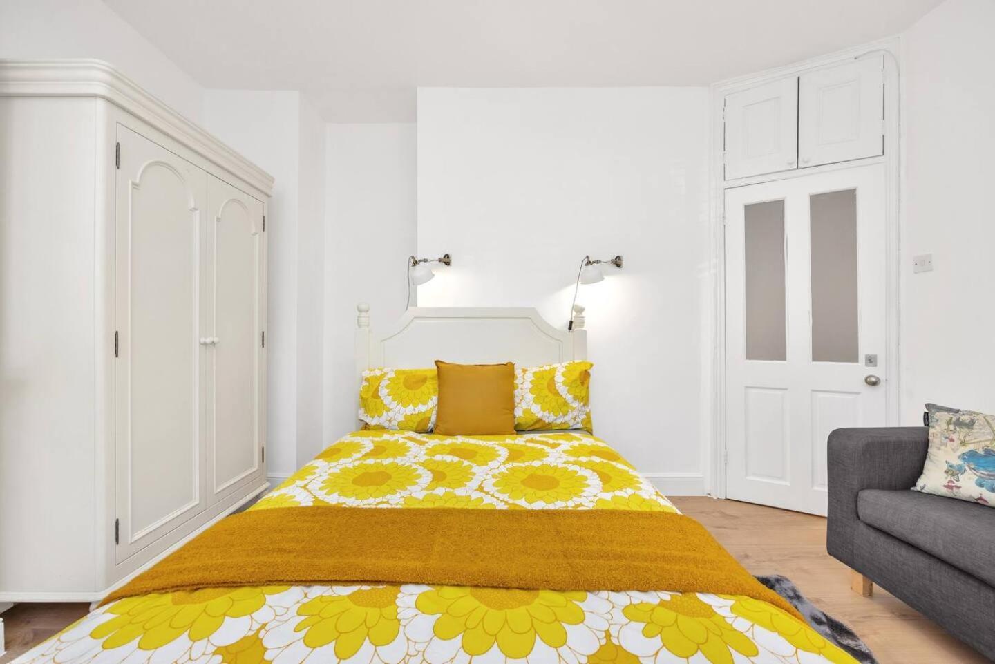3 Bedroom 2 Bathroom Victorian Flat In Kensington Londra