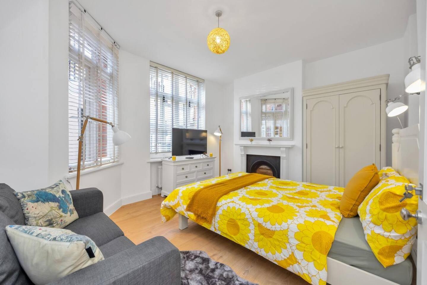 3 Bedroom 2 Bathroom Victorian Flat In Kensington Londra
